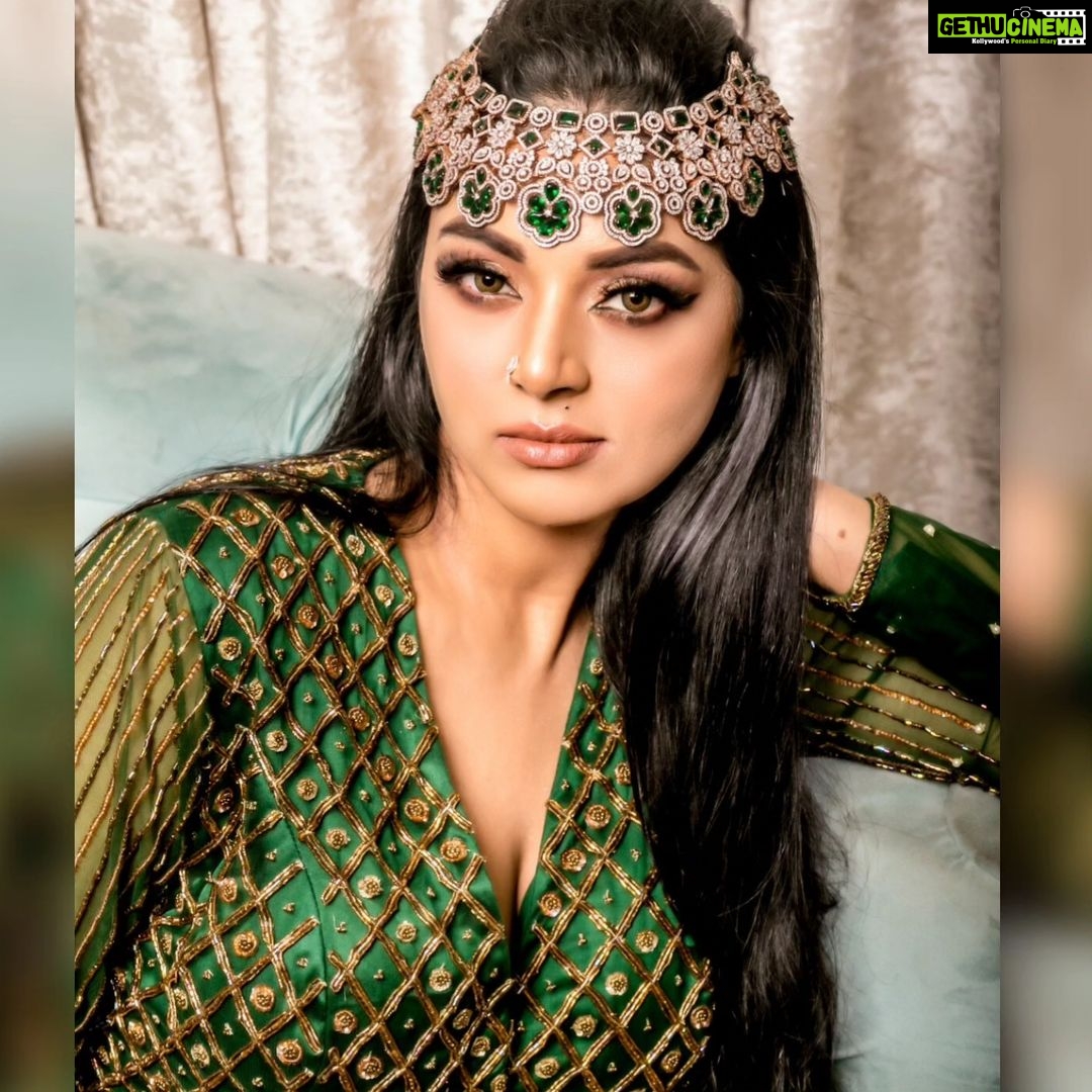 Sanam Shetty Instagram - More of Noor 💚 Arabic princess makeover by @vijiknr . . . Outfit @naziasyedofficial Photography @rahuldev1177 Styling @naziasyed Accessories @bronzerbridaljewellery #arabicprincess #makeovers #smokeyeyes #glassskinmakeup #indowestern #bridalstyling