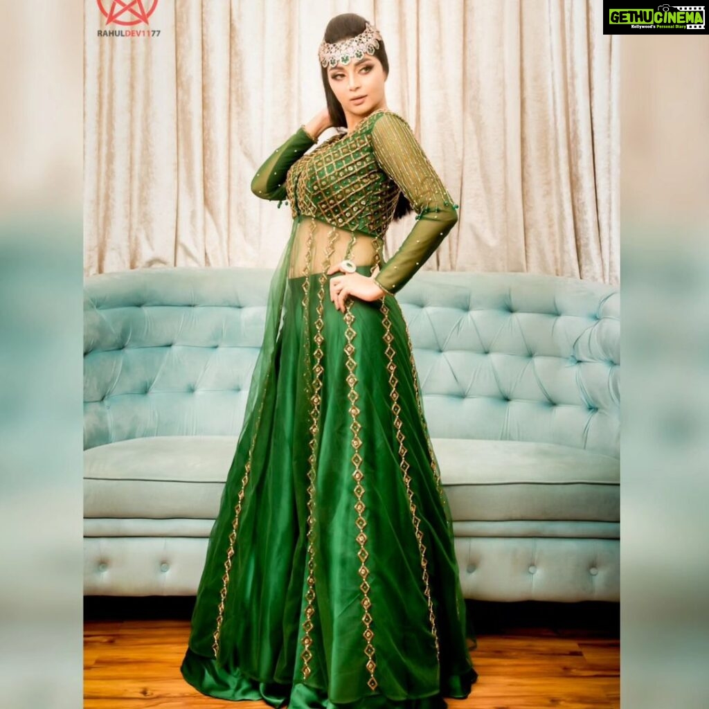Sanam Shetty Instagram - More of Noor 💚 Arabic princess makeover by @vijiknr . . . Outfit @naziasyedofficial Photography @rahuldev1177 Styling @naziasyed Accessories @bronzerbridaljewellery #arabicprincess #makeovers #smokeyeyes #glassskinmakeup #indowestern #bridalstyling