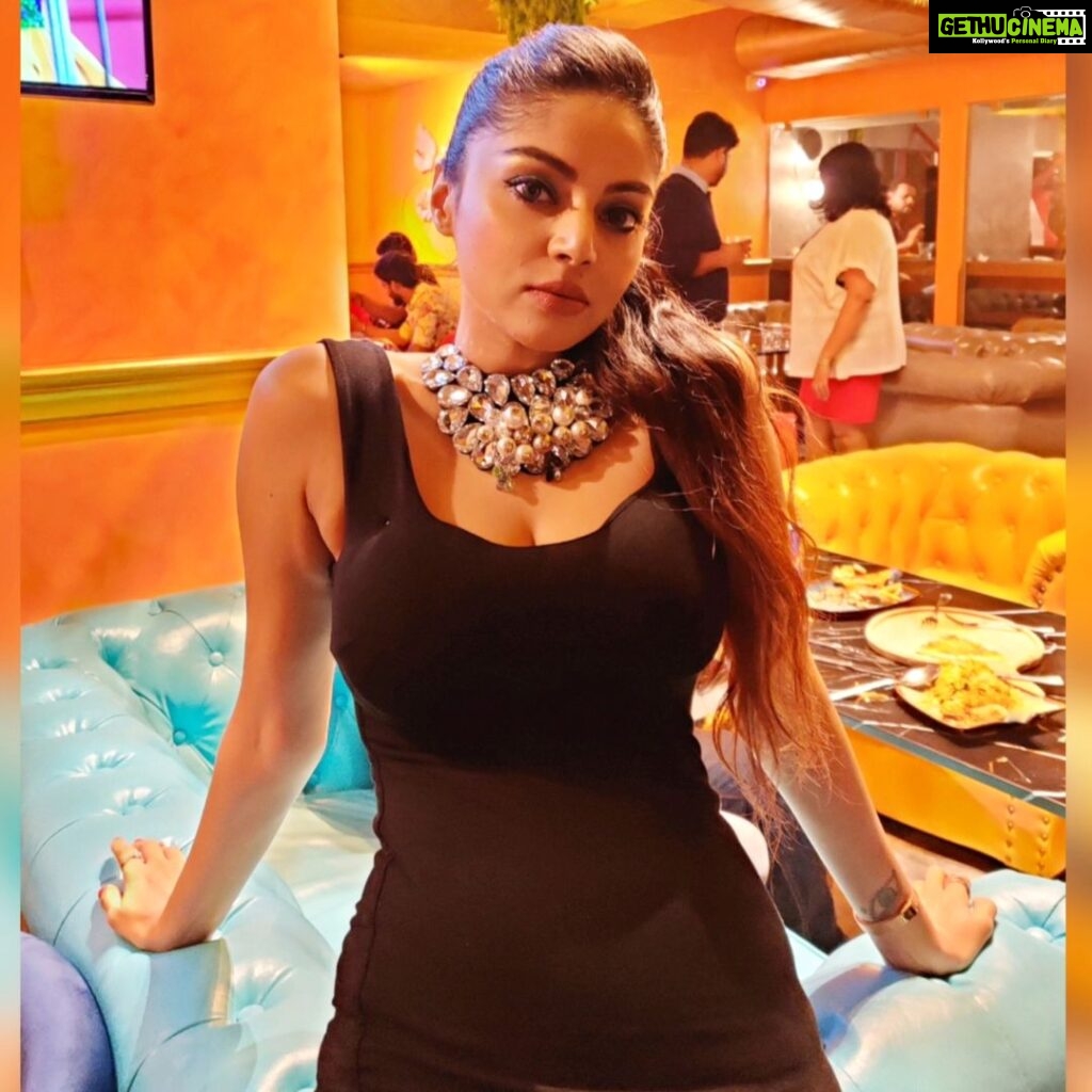 Sanam Shetty Instagram - Party or in life..know when to leave! 🖤 🖤 Pc @vivid_impressions__ Crystal choker - gift from my friend @harinesuress . Thanks sweety 🤗 #goodnight #wildwednesday #lbd #nightouts #partystyling