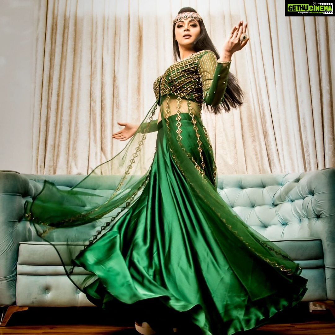 Sanam Shetty Instagram - Noor is back π . . . Emerald green satin lehenga-gown by @naziasyedofficial Photography @rahuldev1177 Stylist @naziasyed MUH @vijiknr Accessories @bronzerbridaljewellery #arabicprincess #royalconcepts #indowestern #emeraldgreen #lehengagowns #smokeyeyes #fashionphotography #latestshoot