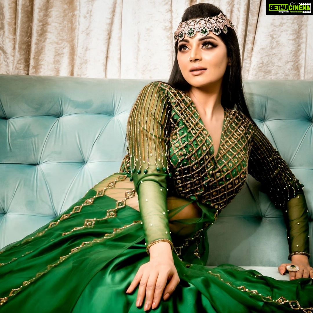 Sanam Shetty Instagram - Noor is back π . . . Emerald green satin lehenga-gown by @naziasyedofficial Photography @rahuldev1177 Stylist @naziasyed MUH @vijiknr Accessories @bronzerbridaljewellery #arabicprincess #royalconcepts #indowestern #emeraldgreen #lehengagowns #smokeyeyes #fashionphotography #latestshoot