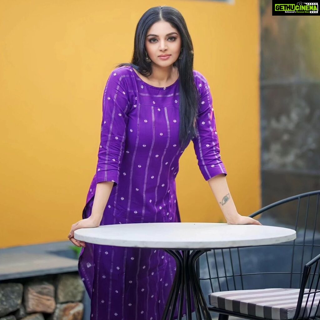 Sanam Shetty Instagram - Stretch & bend..it's the weekend 💜 💜 💜 💜 💜 Latest collection of Casual straight fit co- ord set from @ival.amali Photography @adam_kae Edit @arvinthiyer MUH @monz_makeover Venue @darzaluxuryresorts #saturdazed #indowestern #kurtacoordset #prettypurple #casualstyles #workwear