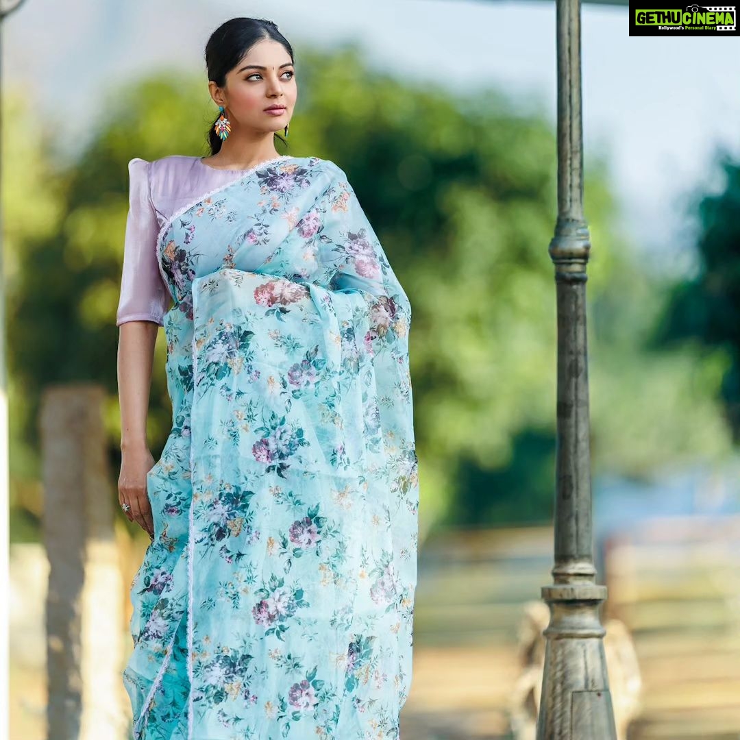 Sanam Shetty Instagram - Hey there! How's your day? π π π π Saree @6yarddrape Styling @shyn_fascino Clicks @adam_kae MUH @sujitha_makeup_artist Drape @the_thish Venue @the_french_town #organza #summerstyle #breezyblues