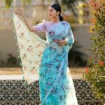 Sanam Shetty Instagram - Hey there! How's your day? 💙 💜 💙 💜 Saree @6yarddrape Styling @shyn_fascino Clicks @adam_kae MUH @sujitha_makeup_artist Drape @the_thish Venue @the_french_town #organza #summerstyle #breezyblues