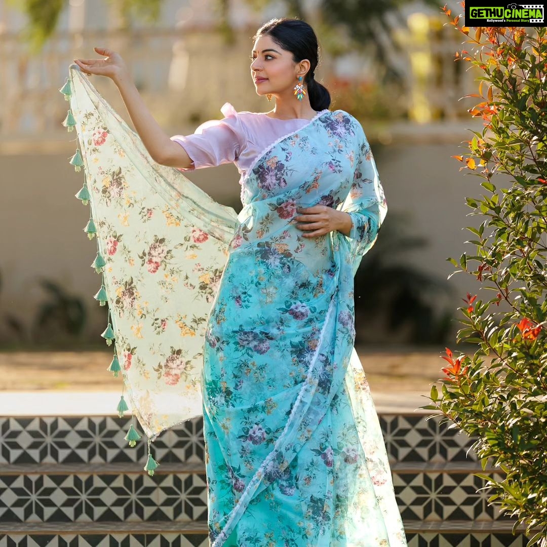 Sanam Shetty Instagram - Hey there! How's your day? π π π π Saree @6yarddrape Styling @shyn_fascino Clicks @adam_kae MUH @sujitha_makeup_artist Drape @the_thish Venue @the_french_town #organza #summerstyle #breezyblues