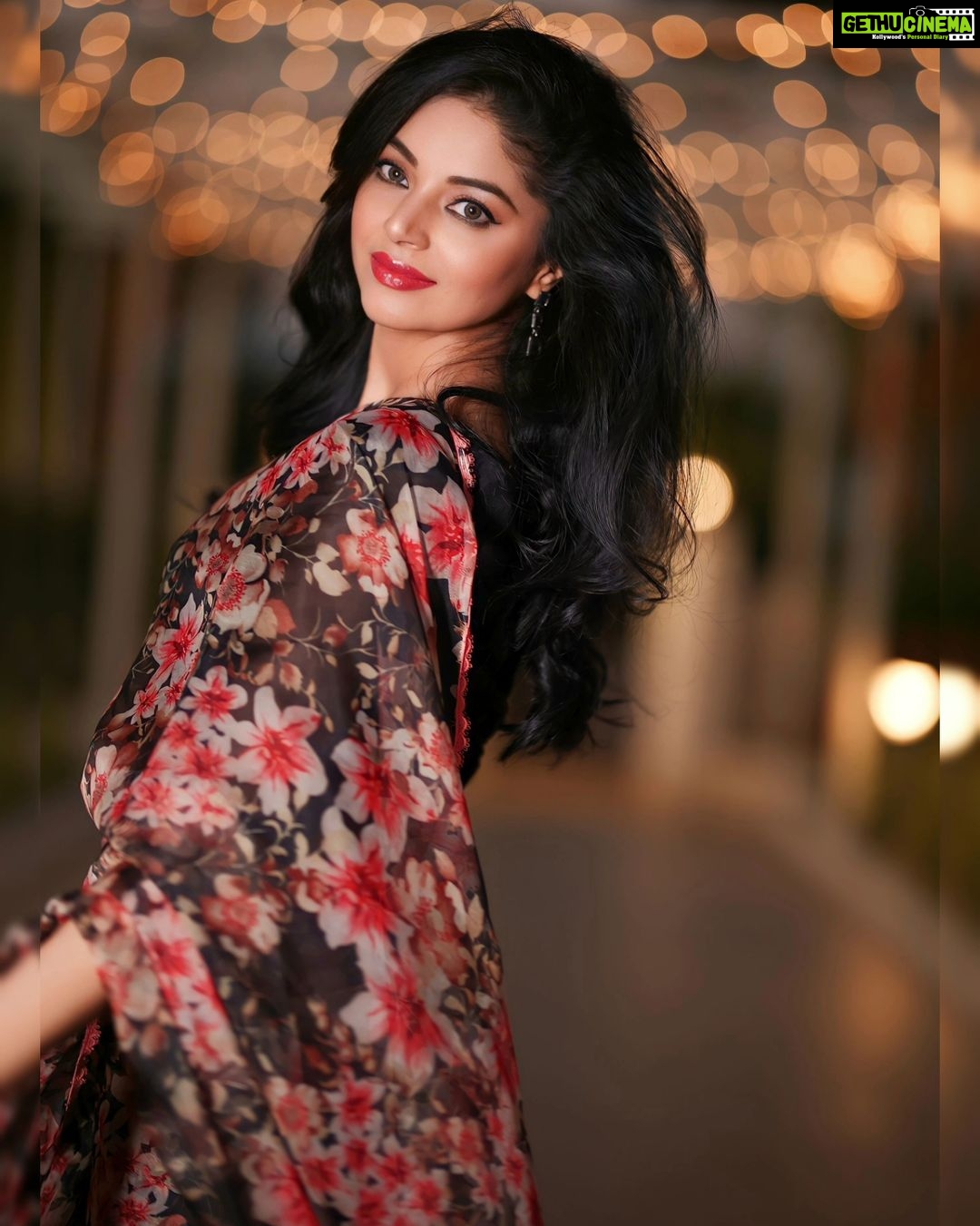 Sanam Shetty Instagram - Sending some sparkle your way✨ ✨ ✨ ✨ Saree @6yarddrape Styling @shyn_fascino Photography @adam_kae Edit @arvinthiyer MUH @sujitha_makeup_artist Drape @the_thish Venue @the_french_town #happyevening