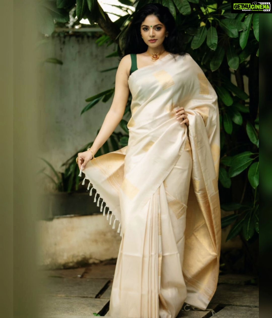 Sanam Shetty Instagram - Close your eyes..celebrate this moment. not the past, not the future.. just the current π . . . Saree & Styling @ivalinmabia Photography @camerasenthil MUH @pavihairandmakeup Organised by @rrajeshananda #traditionalthursdays #magicalweaves
