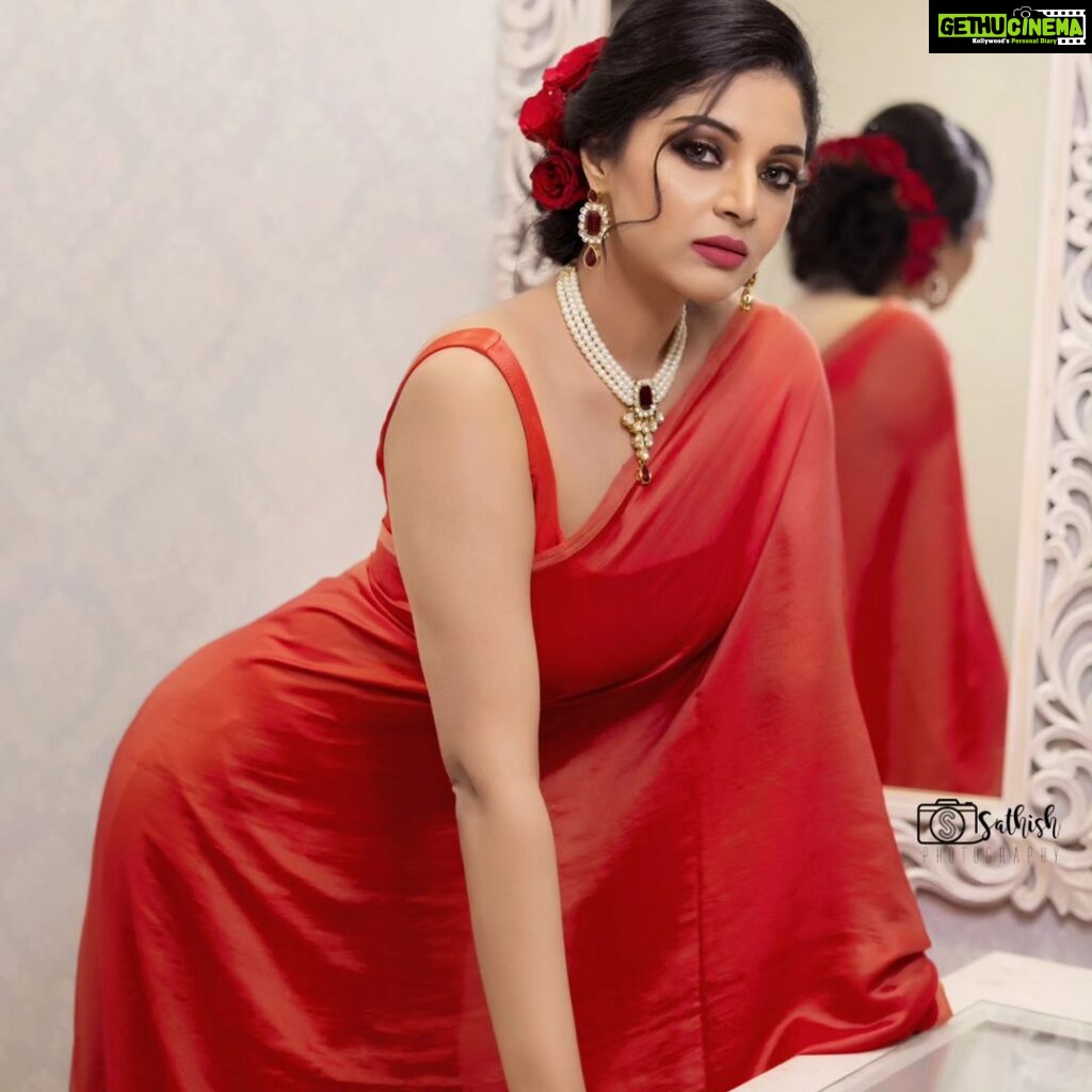 Sanam Shetty Instagram - Its RED..enough said🌹 . . . Event styling by @naturalssalon Clicks @sathish_photography49 Outfit @rasikaasofficial Styling @style.withsneha Makeup @preethi_naturalsmakeupartistry Hair @vimala_naturals Organised by @rajani_raghunath @sneha__mithran Regards @ckkumaravel @veena_kumaravel #tgif #happyevening #vintage #eventstyling #redsatin