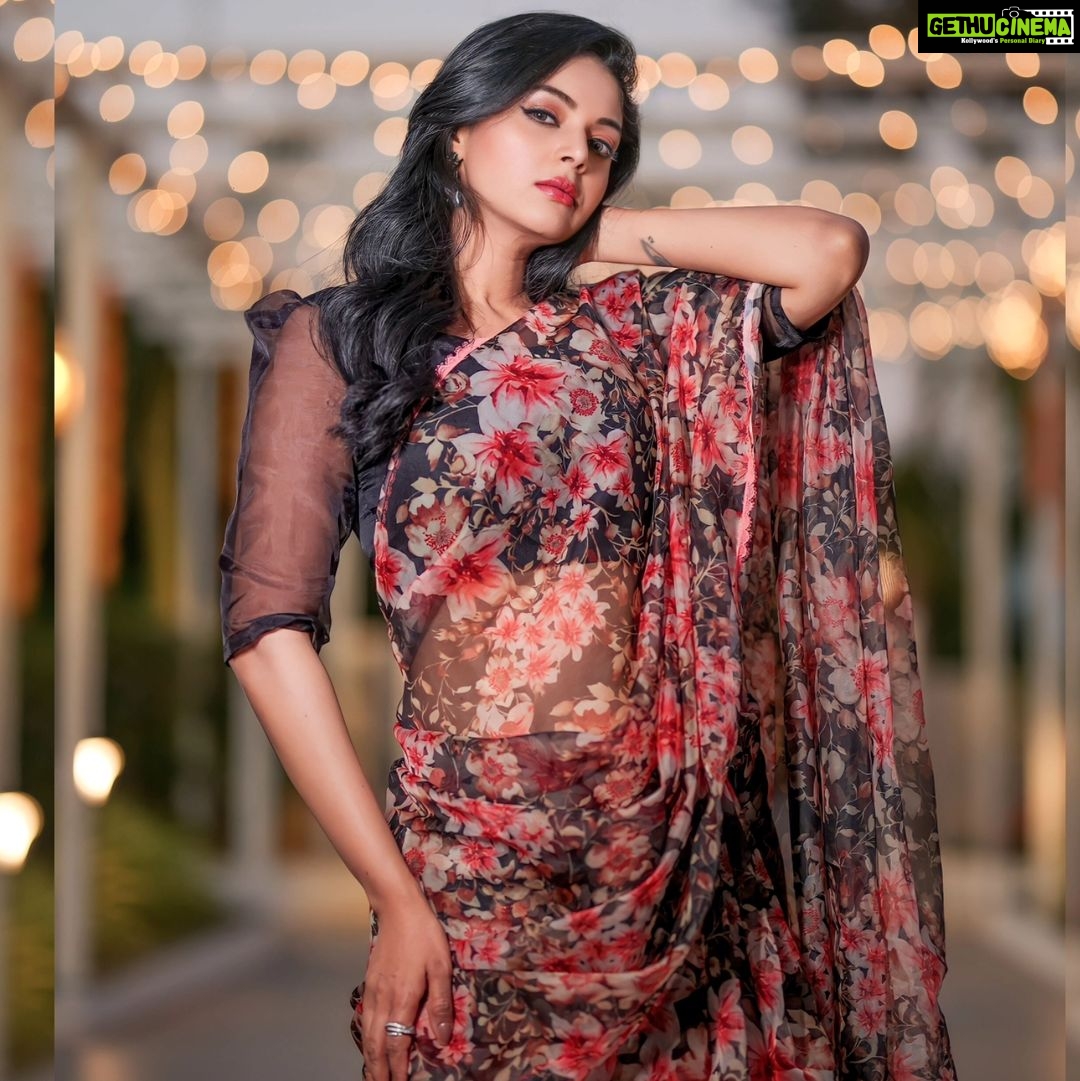 Sanam Shetty Instagram - If opportunity doesn't knock, build a door! π€ π€ π€ π€ Saree @6yarddrape Styling @shyn_fascino Clicks @adam_kae Edit @arvinthiyer MUH @sujitha_makeup_artist Drape @the_thish Venue @the_french_town #coolsummerstyles #floralorganzasaree