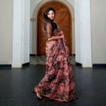 Sanam Shetty Instagram - If opportunity doesn't knock, build a door! 🖤 🖤 🖤 🖤 Saree @6yarddrape Styling @shyn_fascino Clicks @adam_kae Edit @arvinthiyer MUH @sujitha_makeup_artist Drape @the_thish Venue @the_french_town #coolsummerstyles #floralorganzasaree