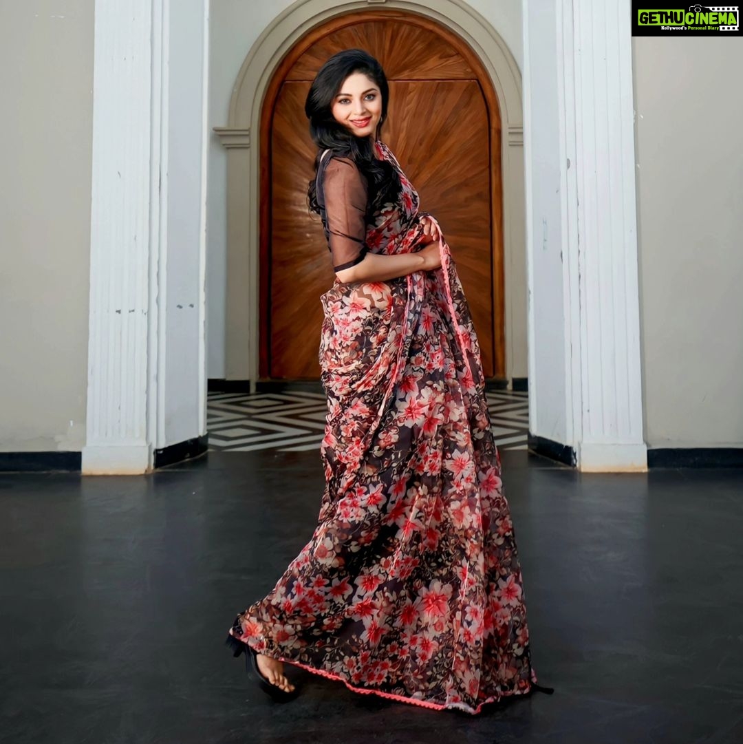Sanam Shetty Instagram - If opportunity doesn't knock, build a door! π€ π€ π€ π€ Saree @6yarddrape Styling @shyn_fascino Clicks @adam_kae Edit @arvinthiyer MUH @sujitha_makeup_artist Drape @the_thish Venue @the_french_town #coolsummerstyles #floralorganzasaree