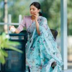 Sanam Shetty Instagram - Gona get my second cuppa ☕ Have a lazy cozy Sunday peeps. 🌼 🌼 🌼 🌼 Saree @6yarddrape Styling @shyn_fascino Photography @adam_kae MUH @sujitha_makeup_artist Drape @the_thish Venue @the_french_town #sunnysunday #airlightsaree #floralorganza #cozyday #coffeetime