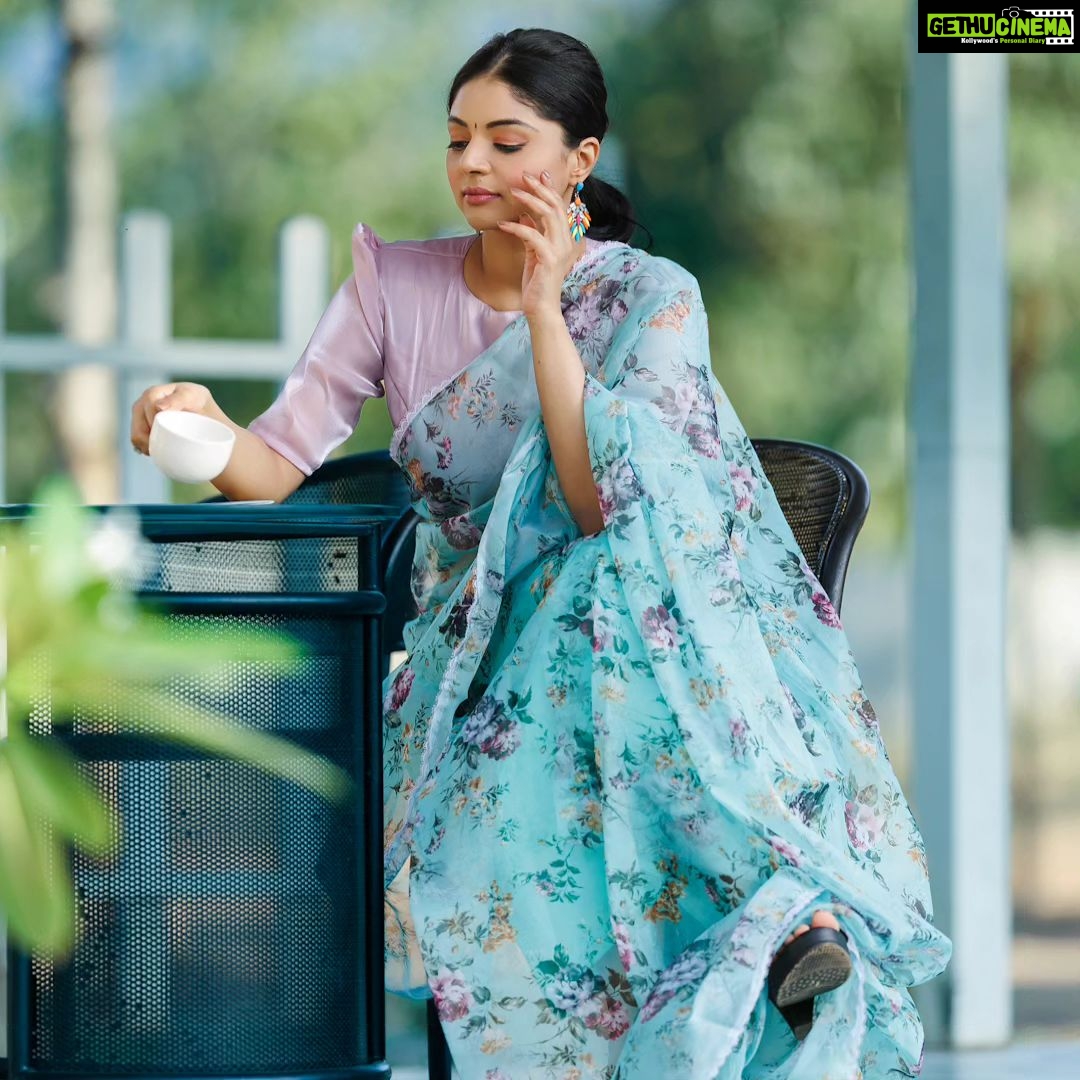 Sanam Shetty Instagram - Gona get my second cuppa ā Have a lazy cozy Sunday peeps. š¼ š¼ š¼ š¼ Saree @6yarddrape Styling @shyn_fascino Photography @adam_kae MUH @sujitha_makeup_artist Drape @the_thish Venue @the_french_town #sunnysunday #airlightsaree #floralorganza #cozyday #coffeetime