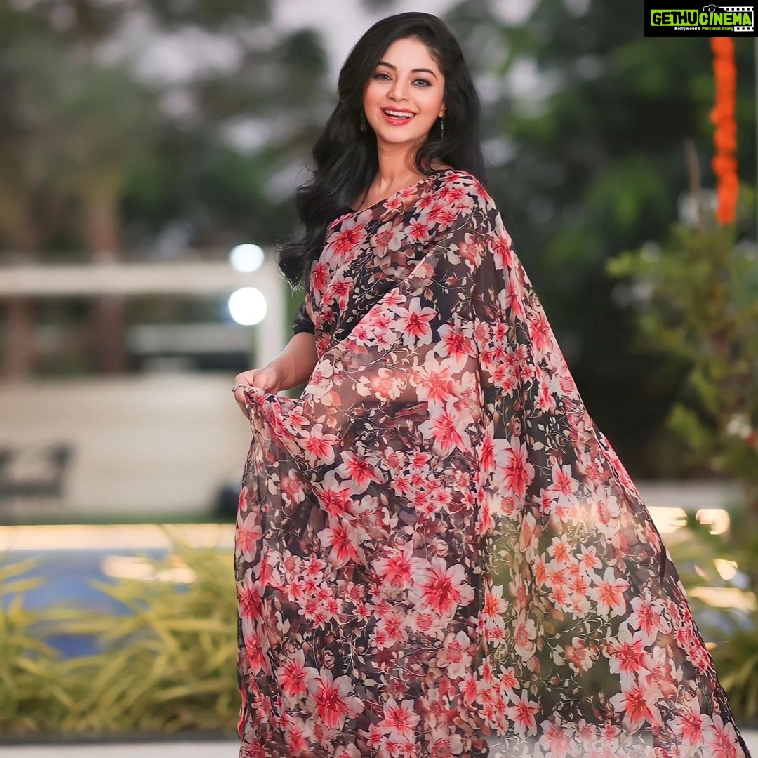 Sanam Shetty Instagram - Wishing you and your family a peaceful and joyous Eid celebration 🌙🌟 While I wait for biryani & kheer 😋 ✨ ✨ ✨ ✨ Saree @6yarddrape Styling @shyn_fascino Clicks @adam_kae Edit @arvinthiyer MUH @sujitha_makeup_artist Drape @the_thish Venue @the_french_town #eidmubarak #eidulfitr