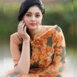 Sanam Shetty Instagram - Retro rhythms 💚🧡 . . . . Saree @6yarddrape Styling @shyn_fascino Clicks @adam_kae MUH @sujitha_makeup_artist Draping @the_thish Venue @the_french_town #moodymonday #floralorganza #earthcolors #retrostyle