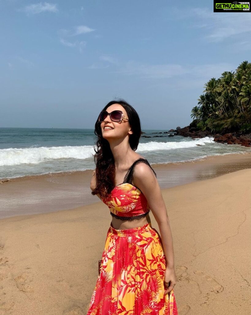 Sanaya Irani Instagram - Girls just wanna have SUN 🌞 ☀️. #summer #beachlife .
