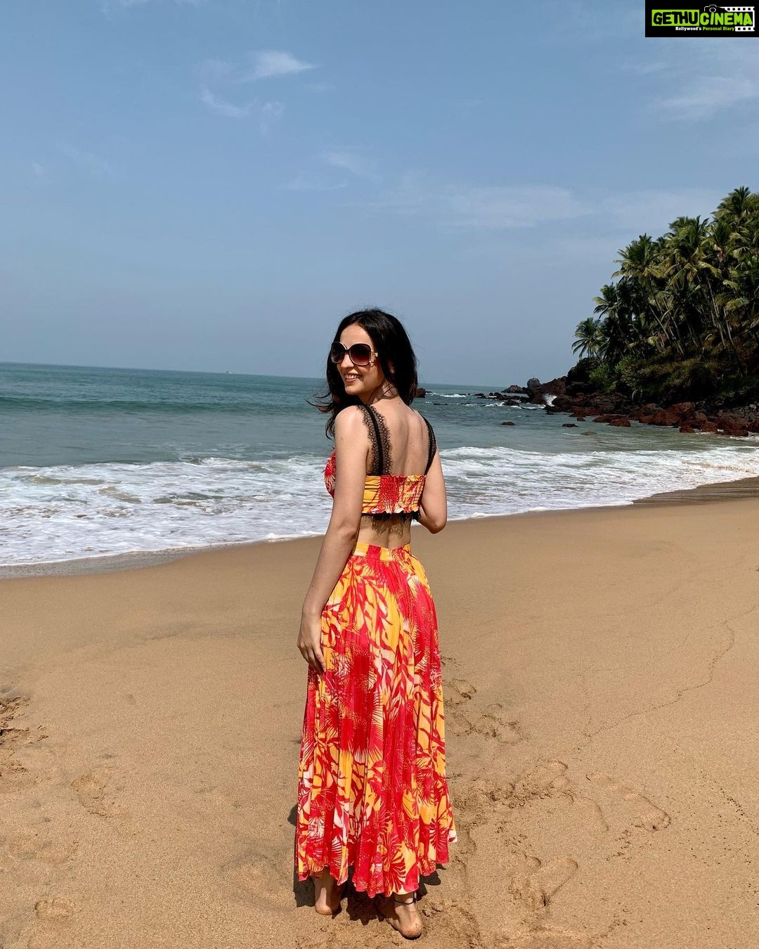 Sanaya Irani Instagram - Girls just wanna have SUN 🌞 ☀️. #summer #beachlife .