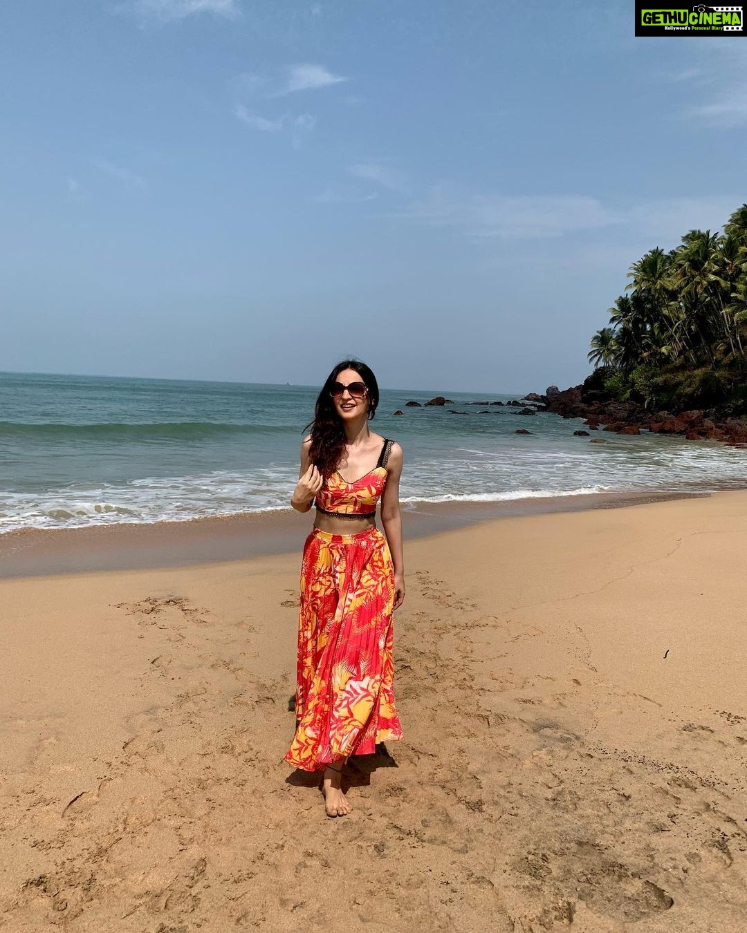 Sanaya Irani Instagram - Girls just wanna have SUN 🌞 ☀️. #summer #beachlife .