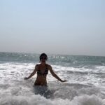 Sanaya Irani Instagram - My mini Rangeela moment 😊😊. Hands up 🙌 people who want to only be submerged in water this summer. #beattheheat #waterbaby
