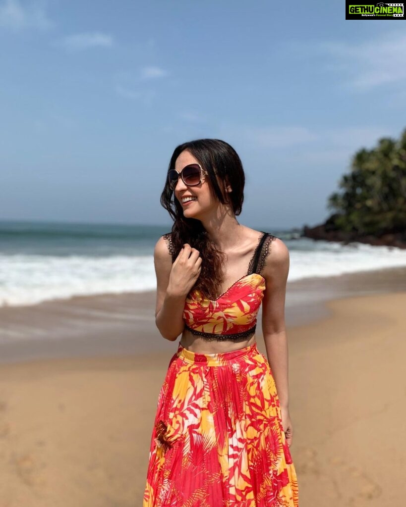 Sanaya Irani Instagram - Girls just wanna have SUN 🌞 ☀️. #summer #beachlife .