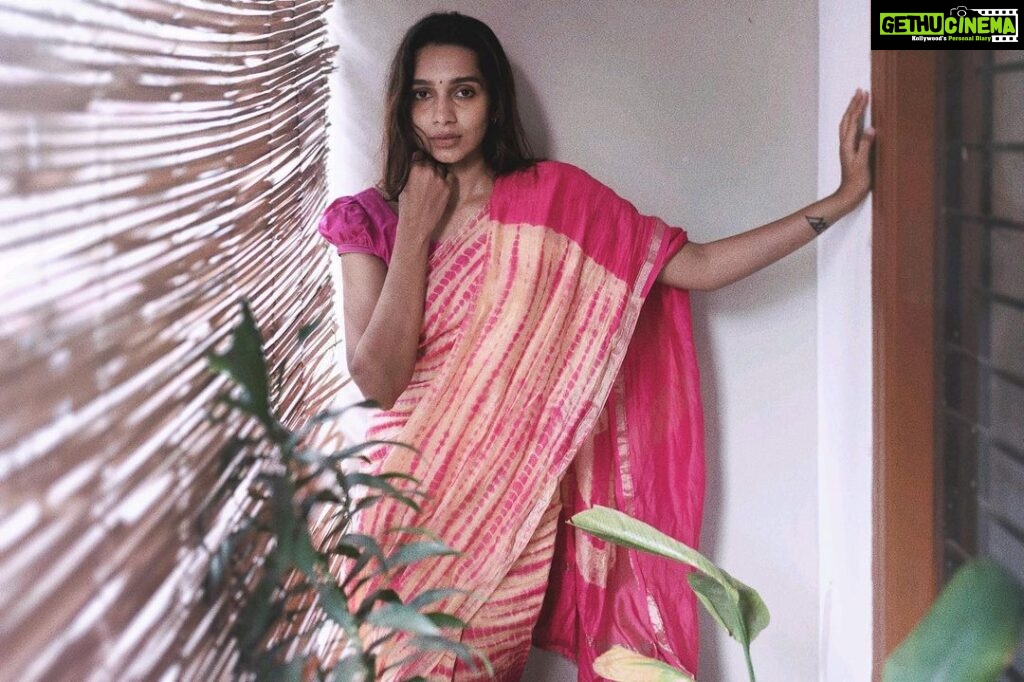Sanchana Natarajan Instagram - மழைக்குள்ளே நனையும் ஒரு காற்றை போல.. @dreamsbyhrishikeshns