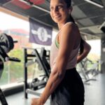 Sanchana Natarajan Instagram - I swear it’s the lighting 🤭 #butdamnnnthosetricepsgurl #inimenovaailavada #panaporomveramari #whatsupwithmyforeheadveinsbruh😐
