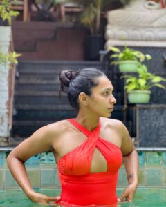 Sanchana Natarajan Instagram - Swipe to see my reaction to everyone who’s gonna make a big deal of these pictures 🤓🦭
#chummmanasanasanu
#justuforbikini