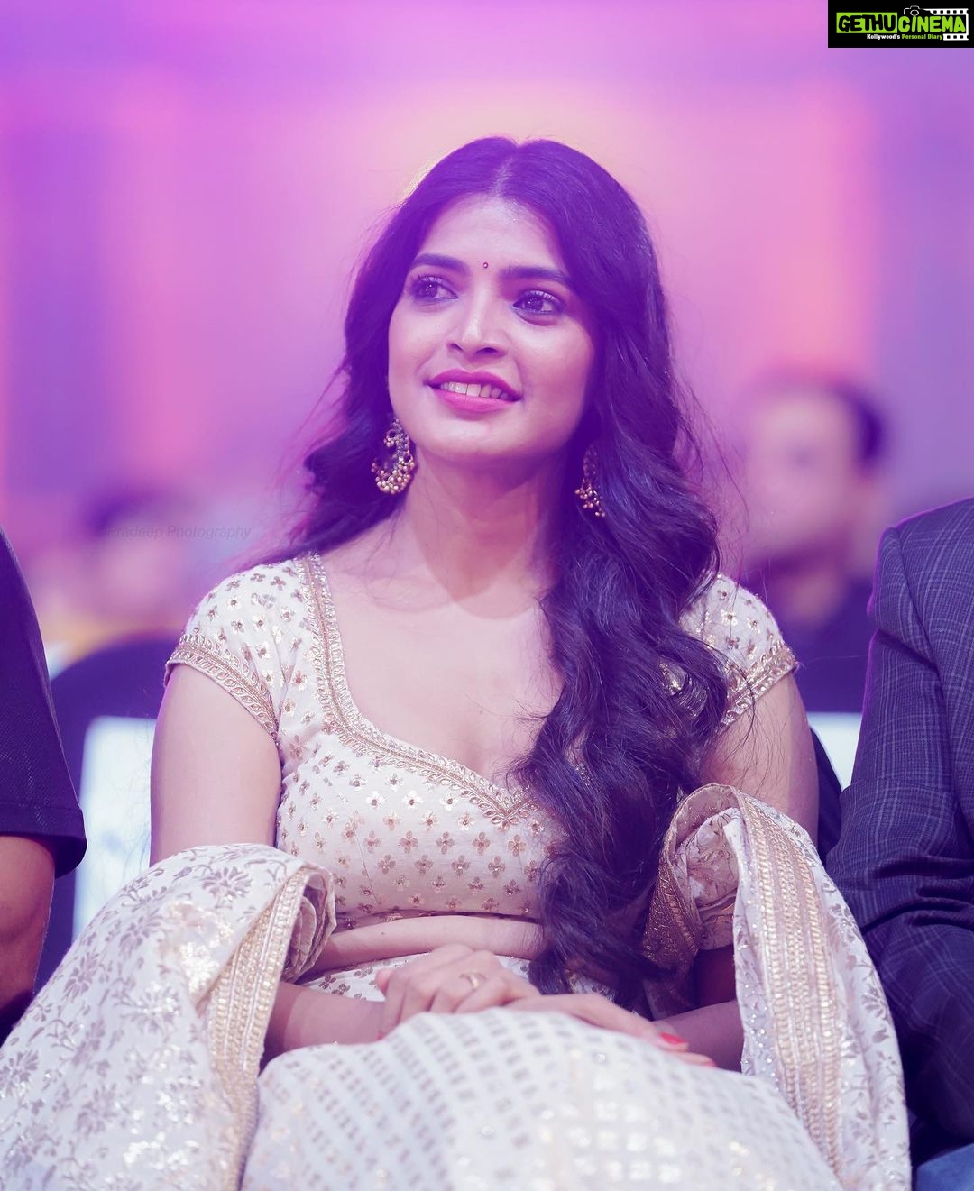 Sanchita Shetty Instagram - Candid moments ❤️ Event : @siimawards Photography : @pradeepmachar Costume : @reshmakunhi Makeup & Hair style : @poojaamarr_official #siima #siimaawards #siima2022 #siimainbengaluru #sanchita #sanchitashetty #spreadlovepositivity ❤️