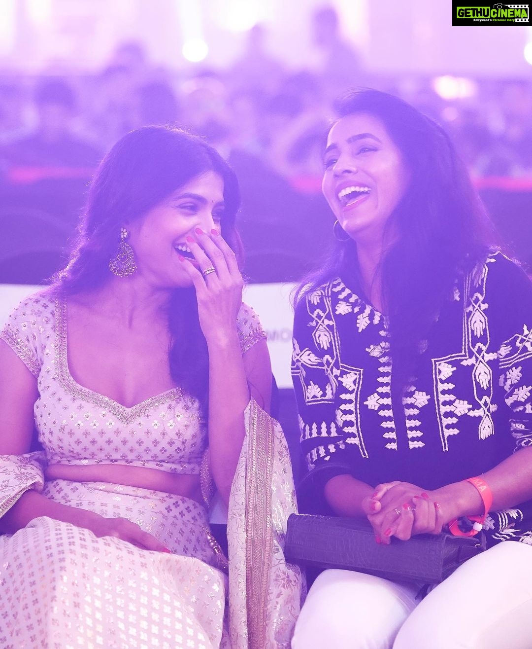 Sanchita Shetty Instagram - Candid moments ❤️ Event : @siimawards Photography : @pradeepmachar Costume : @reshmakunhi Makeup & Hair style : @poojaamarr_official #siima #siimaawards #siima2022 #siimainbengaluru #sanchita #sanchitashetty #spreadlovepositivity ❤️