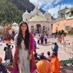 Sanchita Shetty Instagram - Devabhumi My dream come true! The most Divine trip ever in my whole Life. 🙏 Exactly a month ago visited all these divine places. In the sun, rain & freezing cold & snow I kept hiking & climbing, don’t even know how much I trekked every single day, stayed in tents -5 degrees & heavy rains Every step was divine experience 🙏 Whoever visit Devabhumi will feel every breath & you will remember that God is within you🙏 Thankful & grateful to God Gurus for the wonderful opportunity & life time humbling experience 🙏 Feeling Blessed 🙏 “ my life time the miracle Char dham yatra 2022 “ Heartfelt gratitude to everyone whoever Helped & supported my journeys : Family,relatives, friends,well-wishers travel agent & drivers & all Priests and guides🙏🙏 Here we go #badrinath #badrinathtemple #kedharnath #kedarnathtemple #yamunotri #yamunotritemple #gangotri #gangotritemple #trekking #trek #trekkingindia #uttarakhand #adishankaracharya #devabhumi #chardhamyatra #chardhamyatra2022 #himalayas #himalaya #kriyayogameditation #solotravel #solotrip #sanchita #sanchitashetty #love #onlypositivevibes #divine #divineexperience #nofilter #nomakeup #spreadlovepositivity ❤️
