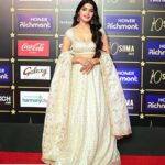 Sanchita Shetty Instagram - Hello SIIMA 🤍 Costume designed by : @reshmakunhi Makeup & Hairstyle : @poojaamarr_official #siima #siimaawards #siima2022 #siimainbengaluru #sanchita #sanchitashetty #spreadlovepositivity ❤️
