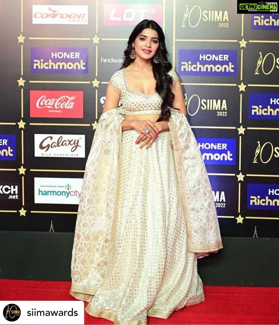 Sanchita Shetty Instagram - Hello SIIMA 🤍 Costume designed by : @reshmakunhi Makeup & Hairstyle : @poojaamarr_official #siima #siimaawards #siima2022 #siimainbengaluru #sanchita #sanchitashetty #spreadlovepositivity ❤️