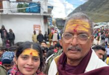 Sanchita Shetty Instagram - Bollywood Legendary actor The one n only Mr. Nana Patekar Sir 🙏 Few months ago when was travelling to Kedaranth Happened to meet Nana Patekar Sir while he was shooting front of Kedaranth temple 🙏 Very humble human being & multitalented Actor writer & director blessed to seek his blessings at Kedarnath 🙏 He asked me, do you know I worked in tamil movie Kaala.. 😅 We all remember him 😌 “ Just follow your destiny “ #bestmomeries #nofilter #kedarnath #spiritualtrip #kedarnathtemple #nanapatekar #sanchita #sanchitashetty #Spreadlovepositivity ❤️
