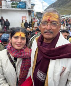 Sanchita Shetty Instagram - Bollywood Legendary actor The one n only Mr. Nana Patekar Sir 🙏 Few months ago when was travelling to Kedaranth Happened to meet Nana Patekar Sir while he was shooting front of Kedaranth temple 🙏 Very humble human being & multitalented Actor writer & director blessed to seek his blessings at Kedarnath 🙏 He asked me, do you know I worked in tamil movie Kaala.. 😅 We all remember him 😌 “ Just follow your destiny “ #bestmomeries #nofilter #kedarnath #spiritualtrip #kedarnathtemple #nanapatekar #sanchita #sanchitashetty #Spreadlovepositivity ❤️