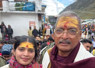 Sanchita Shetty Instagram - Bollywood Legendary actor The one n only Mr. Nana Patekar Sir 🙏 Few months ago when was travelling to Kedaranth Happened to meet Nana Patekar Sir while he was shooting front of Kedaranth temple 🙏 Very humble human being & multitalented Actor writer & director blessed to seek his blessings at Kedarnath 🙏 He asked me, do you know I worked in tamil movie Kaala.. 😅 We all remember him 😌 “ Just follow your destiny “ #bestmomeries #nofilter #kedarnath #spiritualtrip #kedarnathtemple #nanapatekar #sanchita #sanchitashetty #Spreadlovepositivity ❤️