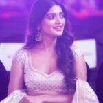 Sanchita Shetty Instagram - Candid moments ❤️ Event : @siimawards Photography : @pradeepmachar Costume : @reshmakunhi Makeup & Hair style : @poojaamarr_official #siima #siimaawards #siima2022 #siimainbengaluru #sanchita #sanchitashetty #spreadlovepositivity ❤️