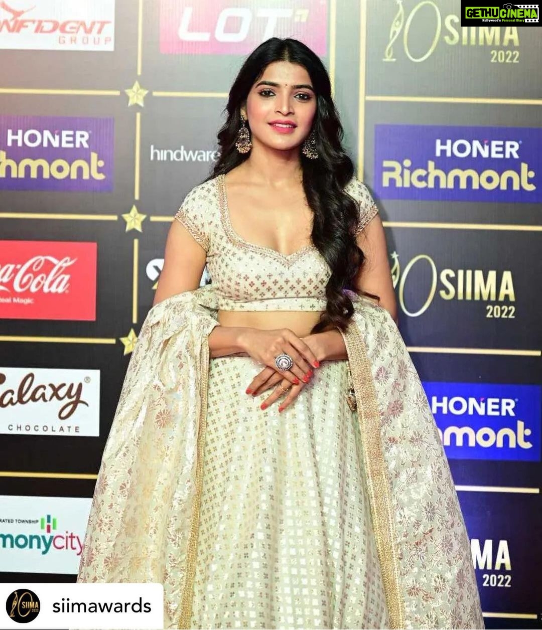 Sanchita Shetty Instagram - Hello SIIMA 🤍 Costume designed by : @reshmakunhi Makeup & Hairstyle : @poojaamarr_official #siima #siimaawards #siima2022 #siimainbengaluru #sanchita #sanchitashetty #spreadlovepositivity ❤️