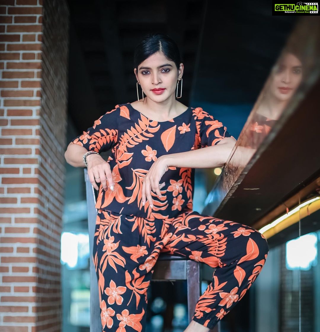 Sanchita Shetty Instagram - 🧡 PC : @aaronprince_photography Cloths : @shringaarclothing Loction : @hyattregencychennai #summer #summervibes #summeroutfit #summertime #summerstyle #motivational #acceptance #selflove #love #sanchita #sanchitashetty #spreadlovepositivity ❤️