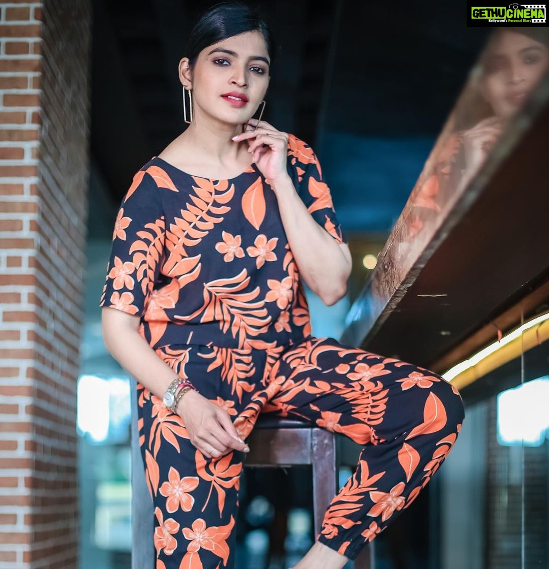 Sanchita Shetty Instagram - 🧡 PC : @aaronprince_photography Cloths : @shringaarclothing Loction : @hyattregencychennai #summer #summervibes #summeroutfit #summertime #summerstyle #motivational #acceptance #selflove #love #sanchita #sanchitashetty #spreadlovepositivity ❤️