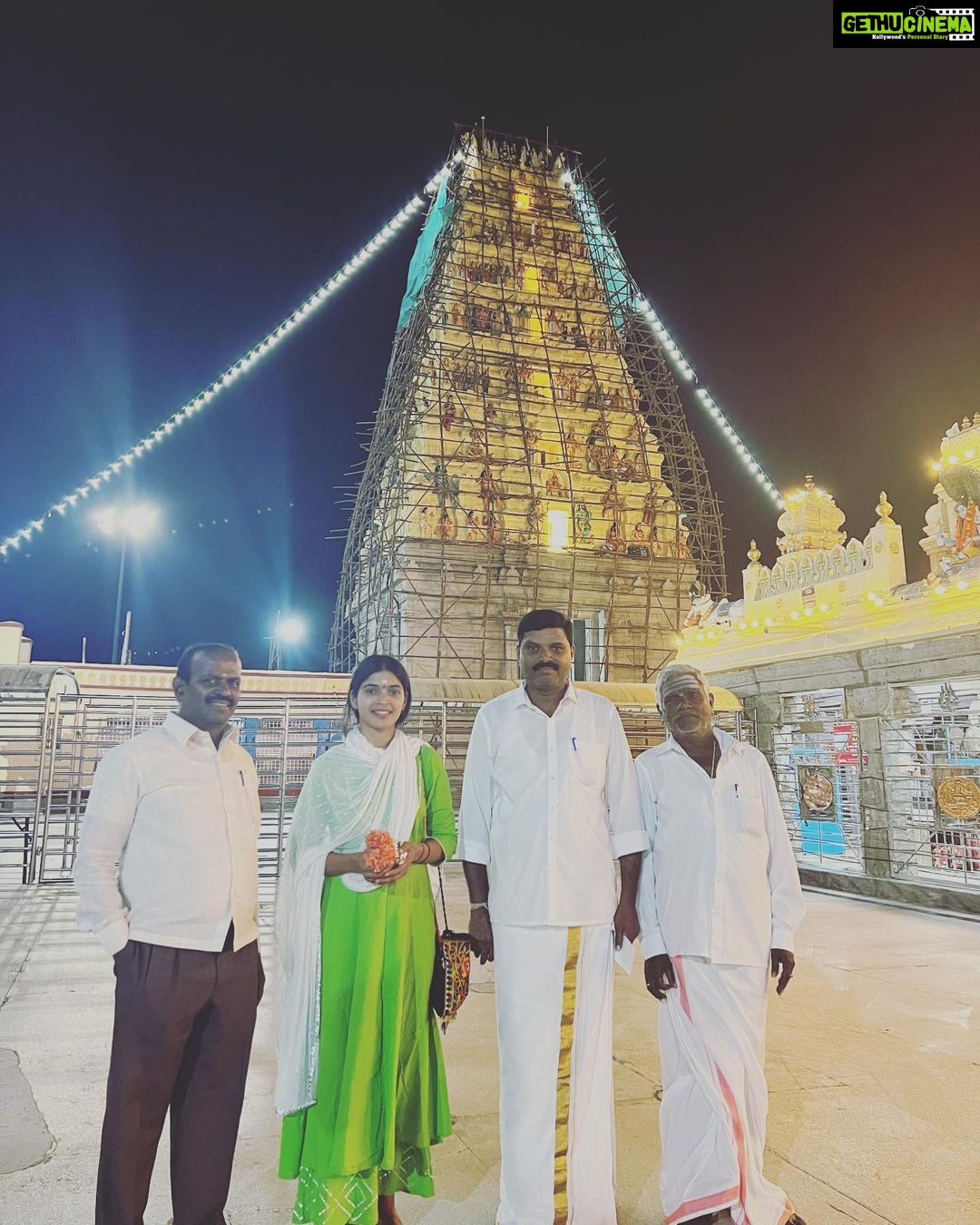 Sanchita Shetty Instagram - Grateful to my ancestors for praying and receiving blessings of Male Mahadeshwara. He is my Kula Devatha from before I was born and have grown up visiting MM hills revering him and praying to Mahadeshwara Swami 🙏 Now I am so blessed to witness his 108 feet statue that radiates loving energy healing the body and mind. I invite you to visit MM hills on the Karnataka-Tamil Nadu border and experience it for yourself. Heartfelt thanks to the Mahadeshwara temple team of Nagesh, Soma & Mallikarju Sir for the special darshan and taking care of me & my family. We are grateful for your kind gesture🙏 May you also visit MM hills and be spiritually uplifted. Family : @amarrshetty @omkar_cutipie @poojaamarr_official #malemadeswaratemple #mmhills #lordshiva #shiva #omnamahshivaya #spiritual #spirituality #spiritualgrowth #spiritualjourney #heal #spiritualhealing #devotion #transformation #motivational #sanchita #sanchitashetty #spreadlovepositivity ❤️