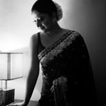 Sandipta Sen Instagram - Besh kichudin ager akta chobi khuje pelam.. monochrome amar all time favourite. @sourav_banerjee_33 thanks for the click re😍 Designer: @raj_bnerjee