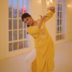 Sandipta Sen Instagram - Brishti hoeche boley kotha😍 🎥@myself_suvam Location: @rhythaim_thedancelab @avyaan_roy #dancereels #dance #tagoresong #instareels
