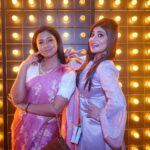 Sandipta Sen Instagram - Svf Brands turns 4 !! Congratulations @svfbrands 🎈🎉 @iammony @myslfjoy @_subhamdasgupta 👗@neelsaha_styled_by_blue❤️ Hair: @pritha_dutta_official❤️ 📸@sourav3934 #retronight #bollywoodretro M Bar Kitchen & Cocktails