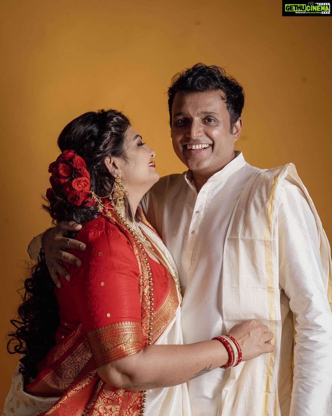 Sandra Thomas Instagram - Happy Anniversary to us ❤️ 📷: @pournami_mukesh_photography Styling : @joe_elize_joy Curator: @nivethithasanjay Assistant: @sanliya_sabu Studio : @maxxocreative Makeup : @zara___makeover #weddinganniversary #togetger #weareone #couple #happy #family #madeforeachother #forever #love #bonding #us #supernaturalfamily #thankakolusu