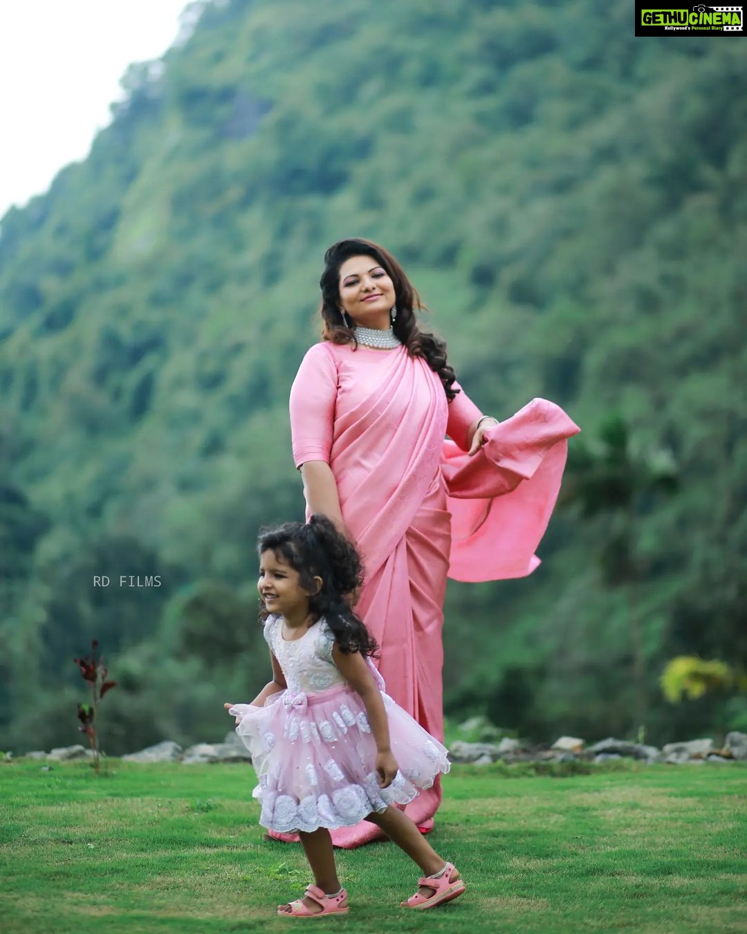Sandra Thomas Instagram - No will Never love u as Much as Your Mother 🥰❤️ In Frame : @sandrathomasofficial ❤️ In Frame : @thankakolusu._ 😘 Mua : @bliss_beauty_solutions ❤️ Jewelry : @anga_bridalrentals ❤️ #celebrity #fashion #love #actor #actress #model #instagram #bollywood #style #beautiful #hollywood #instagood #beauty #photography #celebrities #music #follow #trending #famous #like #artist #celebritystyle #singer #explorepage #cute #art #entertainment #photooftheday #explore #bhfyp Kakkadampoyil The Haze Land