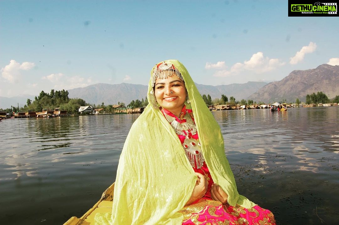 Sandra Thomas Instagram - കാശ്മീരി മങ്കകൾ @tentgraam @tentgramtrips #kashmiri #kashmir #kashmirtourism #kashmirvalley #srinagar #kashmirlovers #jammukashmir #kashmirdiaries #kashmirlife #kashmirdairies #gulmarg #kashmiriyat #lovers #kashmirbeauty #keashur #captivatingkashmir #kashmirifood #kashmiruniversity #beingkashmiri #instagram #india #kashmirphotographyclub #koshur #india #jammu #srinagardiaries #nature #kashmir #srinagarkashmir #photography Dal Lake , Srinagar - Kashmir