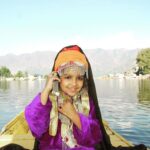 Sandra Thomas Instagram - കാശ്മീരി മങ്കകൾ @tentgraam @tentgramtrips #kashmiri #kashmir #kashmirtourism #kashmirvalley #srinagar #kashmirlovers #jammukashmir #kashmirdiaries #kashmirlife #kashmirdairies #gulmarg #kashmiriyat #lovers #kashmirbeauty #keashur #captivatingkashmir #kashmirifood #kashmiruniversity #beingkashmiri #instagram #india #kashmirphotographyclub #koshur #india #jammu #srinagardiaries #nature #kashmir #srinagarkashmir #photography Dal Lake , Srinagar - Kashmir