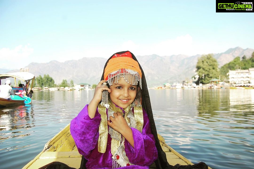 Sandra Thomas Instagram - കാശ്മീരി മങ്കകൾ @tentgraam @tentgramtrips #kashmiri #kashmir #kashmirtourism #kashmirvalley #srinagar #kashmirlovers #jammukashmir #kashmirdiaries #kashmirlife #kashmirdairies #gulmarg #kashmiriyat #lovers #kashmirbeauty #keashur #captivatingkashmir #kashmirifood #kashmiruniversity #beingkashmiri #instagram #india #kashmirphotographyclub #koshur #india #jammu #srinagardiaries #nature #kashmir #srinagarkashmir #photography Dal Lake , Srinagar - Kashmir