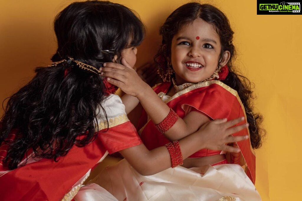 Sandra Thomas Instagram - April girls 📷:@pournami_mukesh_photography Outfit : @meenumjoseph Stylist : @joe_elize_joy Curator: @nivethithasanjay Assisted by : @sanliya_sabu Makeup : @zara___makeover Blouse stitched by : @edesignsbythasneem #birthdaytheme #traditionalwear #bengali #thankakolusu #supernaturalfamily #family #influencer #filmproducer #toddlerlife #twins #girls #lifeline #youtubers #grandchildren #daughters #lovequotes Maxxo Creative