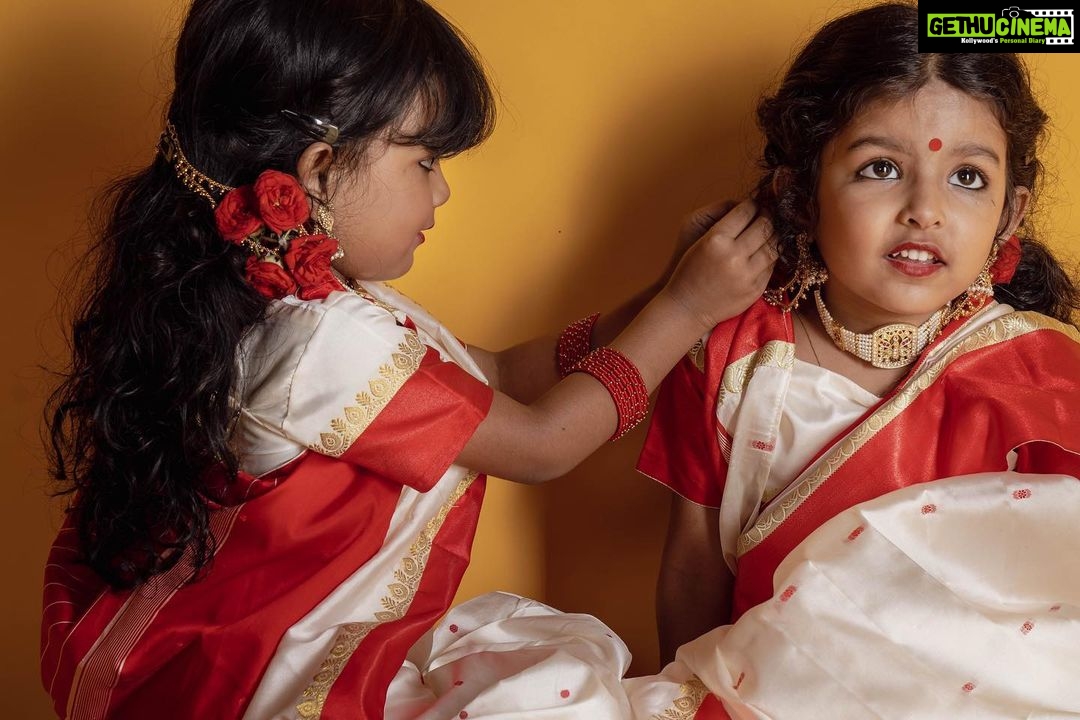 Sandra Thomas Instagram - April girls 📷:@pournami_mukesh_photography Outfit : @meenumjoseph Stylist : @joe_elize_joy Curator: @nivethithasanjay Assisted by : @sanliya_sabu Makeup : @zara___makeover Blouse stitched by : @edesignsbythasneem #birthdaytheme #traditionalwear #bengali #thankakolusu #supernaturalfamily #family #influencer #filmproducer #toddlerlife #twins #girls #lifeline #youtubers #grandchildren #daughters #lovequotes Maxxo Creative